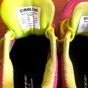 Pearl Izumi woman’s running shoe N3.